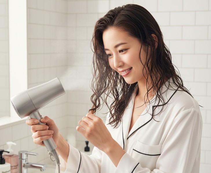 夜のひと手間でカールをキープする方法